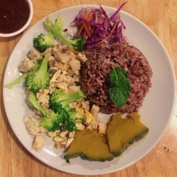 อกไก่ผัดบล็อกโคลี่
