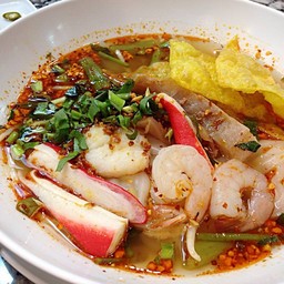 ก๋วยเตี๋ยวเย็นตาโฟต้มยำโบราณทะเล. (80 บาท)