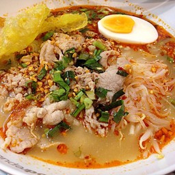 ก๋วยเตี๋ยวต้มยำหมูหมักไข่มะตูม. (65 บาท)
