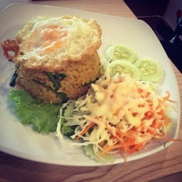ข้าวผัดแกงส้มไข่ดาว