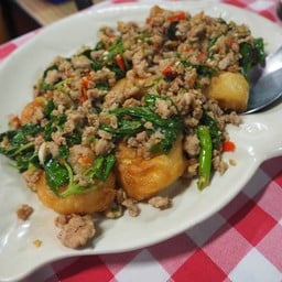 ผัดกระเพราเต้าหู้กรอบหมู 150 บาท
