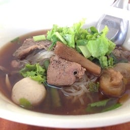 ก๋วยเตี๋ยวเนื้อตุ๋น หมูตุ๋น วัดดงมูลเหล็ก