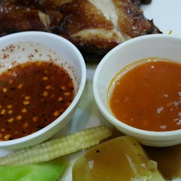  น้ำจิ้มแจ่วและซอสเปรี้ยวหวานของ เสต็กไก่สไปซี่จ๊ะ