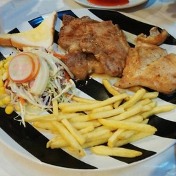 สเต็กยักษ ์130บาท ได้เนื้อ3ชิ้นแล้วแต่เราเลือก(มีให้เลือกหมู,ไก่,ปลาและไส้กรอก) 