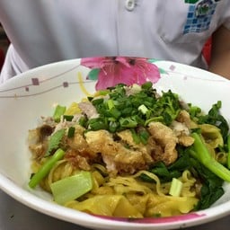 บะหมี่เกี๊ยวน้ำหมูกรอบพิเศษ (55.-)