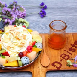 Tropical Fruit Pancake (160 บาท)