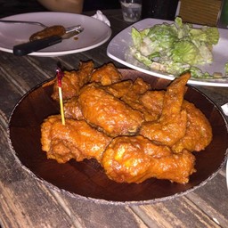 บรรยากาศโอเคเลยครับ ริมน้ำชิล ๆ ไก่ทอดพอทานได้