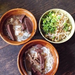 ขนมจีนน้ำหมูกับผักสด