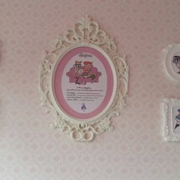 ภาพถ่ายครอบครัว Dee Dee และ Dexter ติดผนังร้าน 