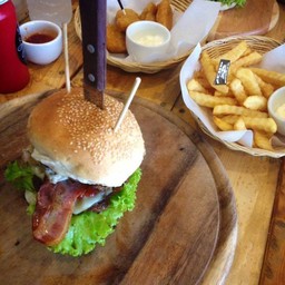 Echo Cafe' Nimman Soi 5
Open 11.00 -20.00 
Love you Like a Fat Kid Love Burger