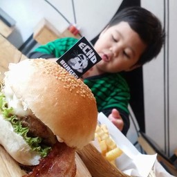 Echo Cafe' Nimman Soi 5
Open 11.00 -20.00 
Love you Like a Fat Kid Love Burger