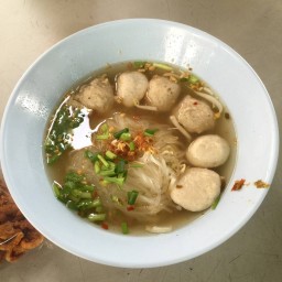 ก๋วยเตี๋ยวลูกชิ้นหมูเจ๊หมวย