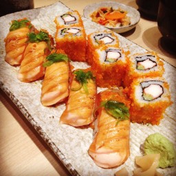 set salmon sushi