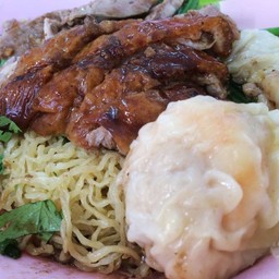 บะหมี่เกี๊ยวกุ้งเป็ดย่าง