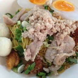 บะหมี่แดง ยำหมู ไข่ยางตูม 35 บาท