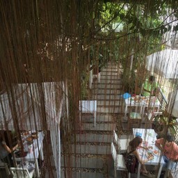 มองลงมาจากชั้น 2 เป็นร้านครัวคุณนิต