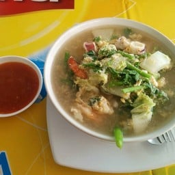 สุกี้ทะเล แยกน้ำจิ้ม สองจานกะน้ำเปล่า 105 บาท