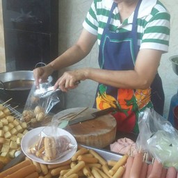 คนขายกำลังเตรียมใส่ถุง