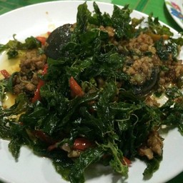 ไข่เยี่ยวม้ากระเพรากรอบ