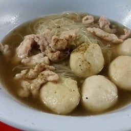 บีเอ็ม ลูกชิ้น หน้าตึกเอทีซอย3