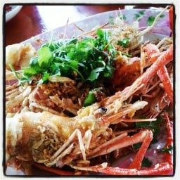 กุ้งแม่น้ำทอดกระเทียม