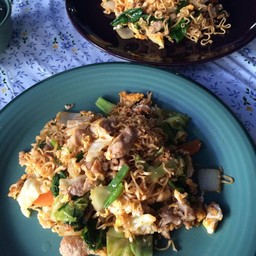 ป้าไก่ ตามสั่ง หน้าโรงแรมอมารี