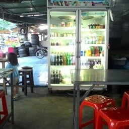 ชายสี่บะหมี่เกี๊ยว หน้าโรงพยาบาลเกษมราช