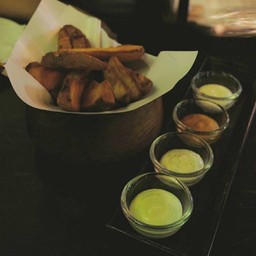 ☆☆☆☆☆home Fried Potato180.- ชอบที่ทอดติดเปลือกมาก ซอสมีหลายรสให้เลือก