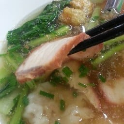 บะหมี่เกี๊ยว หมูแดง หมูกรอบ