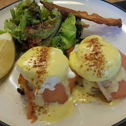 Egg Benedict with Smoked Salmon ฿250