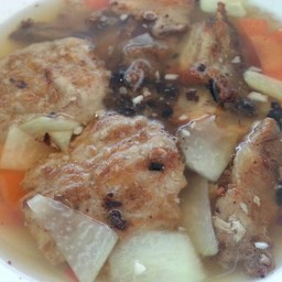 ซุปรสผักดอง มีหมูก้อนและหมูสามชั้นย่าง