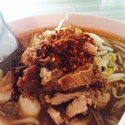 ก๋วยเตี๋ยวหมูตุ๋น-ไก่ตุ๋น แม่ฟ้าหลวง