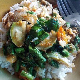 ผัดพริกแกงไก่ 