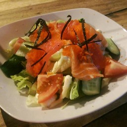 สลัดปลาดิบ 89- ปลาและผักสด น้ำสลัดมายองเนสวาซาบิเลี่ยนมันไปนิด (3.3/5)