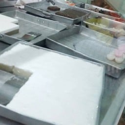 ถาดขนมในร้าน