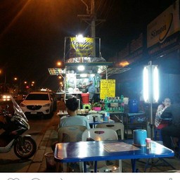 ร้านในรถกะบะ จอดบนฟุตบาท