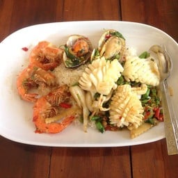 ข้าวราดกะเพราทะเลรวมมิตร 180บ.