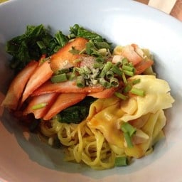 ชายสี่บะหมี่เกี๊ยว โคกศรีสุพรรณ