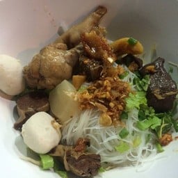 ก๋วยเตี๋ยวลูกชิ้นหมู  ปากซอยหมู่บ้านพงษ์ธรรมนิเวศน์