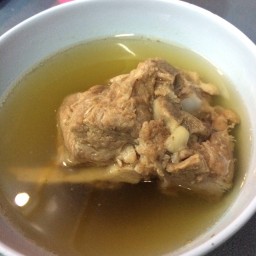น้ำซุปกระดูกหมู หร่อยเฟ่ออออ ฟรีด้วย ><
