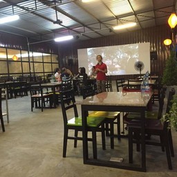 มีจอยักษ์ให้ดูระหว่างทานข้าว