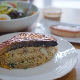 ข้าวผัดแจ่วแซลม่อน 120 บาท คือชิ้นใหญ่สะพรึงงง