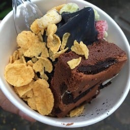 ไอศครีมโยเกิร์ตชาโคล บราวนี่โอริโอ้ มาชเมลโล่ คอนเฟลก