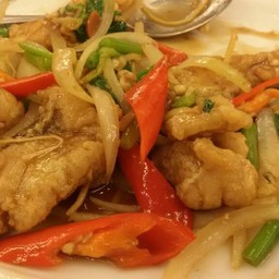 เนื้อปลา ผัดขึ้นช่าบย 180 บาท