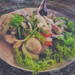 ยำสะดือหอย ยกให้เป็นพระเอกเลยค่ะเพราะสดมากๆ รสชาติไม่เปรี้ยวและเผ็ดเกิน 4.5/5