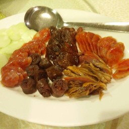 กับที่ทานกับข้าวหุงหม้อดิน มีเนื้อเป็ด กุนเชียง หมู ห่าน