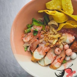 บะหมี่เย็นตาโฟแห้ง เสริฟ พร้อมน้ำซุปกระดูกหมูร้อนๆ