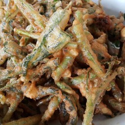 ยำผักบุ้งกรอบ