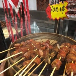 ลูกชิ้นหมูเสียบไม้  ไม่น่าทานแต่ชิมแล้วก็อร่อยดี