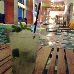 H2O Pool Bar Renaissance Rachaprasong